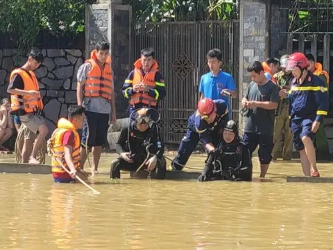Huế: Tìm kiếm cháu bé 3 tuổi bị trượt chân xuống kênh mất tích