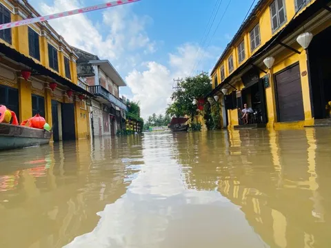 Nước sông dâng cao làm ngập lụt phố cổ Hội An