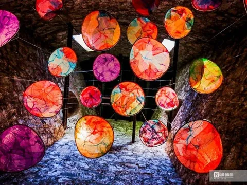 Người dân xếp hàng dài chờ vào tham quan bên trong tháp nước Hàng Đậu