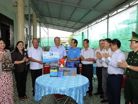 Cùng ngư dân Bến Tre thắp sáng đèn trên biển