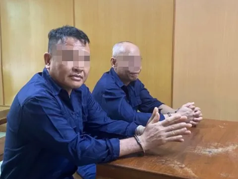Bí mật trong túi hành lý của 2 người đàn ông xuất ngoại bằng máy bay