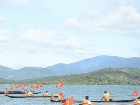 Độc đáo hội đua thuyền độc mộc trên sông Pô Cô