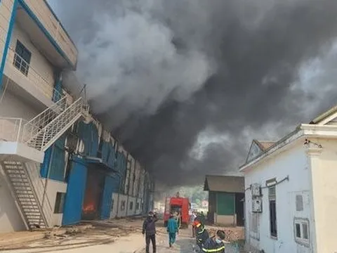 Nghệ An: Cháy lớn trong khu công nghiệp Nam Cấm