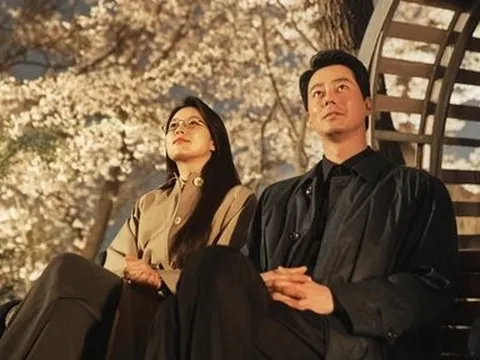 "Nữ hoàng cảnh nóng" yêu trai trẻ kém 10 tuổi vẫn chưa hot bằng cặp đôi "Hoàng tử - Lọ Lem"