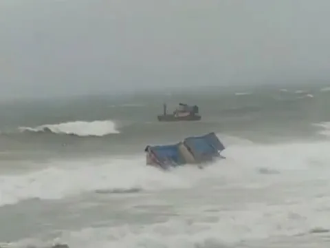 Vụ chìm tàu 15 người mất tích trên biển: Lốc xoáy quá nhanh, chỉ 20 giây tàu đã chìm