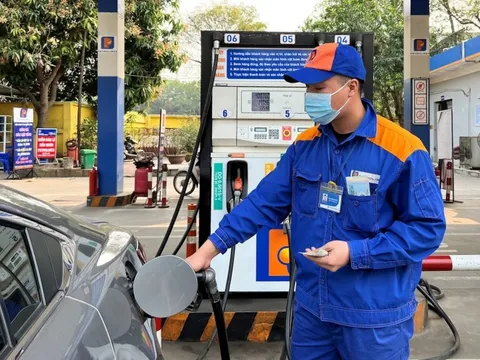 Giá xăng giảm mạnh từ 15h chiều nay