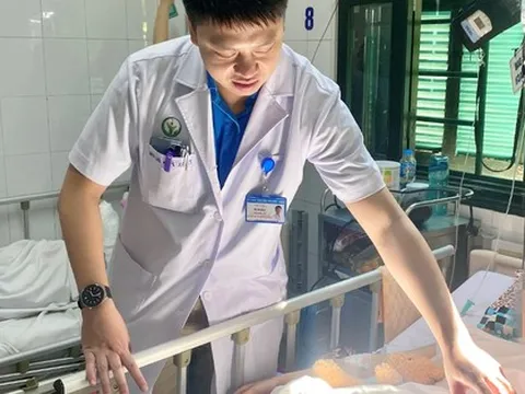 Áo chống nắng cuốn vào bánh xe máy, cô gái 18 tuổi gần đứt rời cánh tay