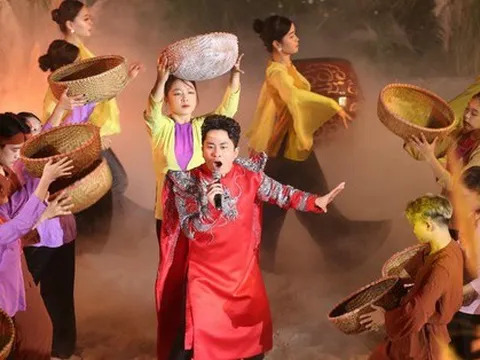 Mãn nhãn với sân khấu thực cảnh trên sông Hồng, Tùng Dương, Kyo York hát thăng hoa