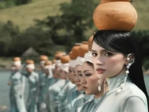 Hương Giang Idol "nóng bỏng" trong MV mới khiến dân mạng “phát sốt”