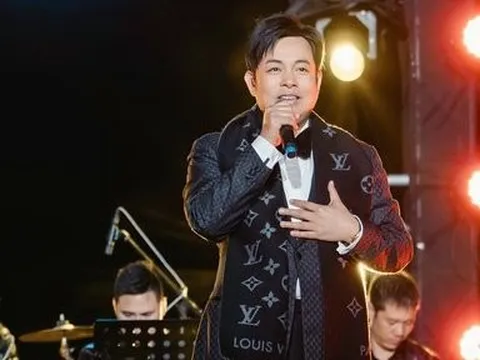 Liên tục hát 20 ca khúc, Quang Lê khiến khán giả nức lòng