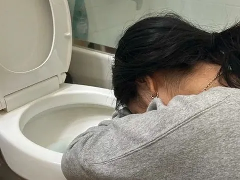 Nghĩ nhịn ăn giúp phòng bệnh, người phụ nữ “tá hỏa” vì nước tiểu đầy bọt, mắc bệnh tiểu đường