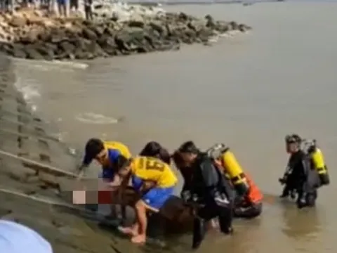 Huế: 3 học sinh đi xe máy lao xuống biển, 2 em tử vong