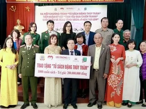 Trao tặng “Tủ sách Đặng Thùy Trâm” cho trường học, bệnh viện