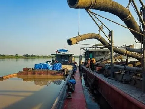 Bắt giữ “cát tặc” trên sông Hồng