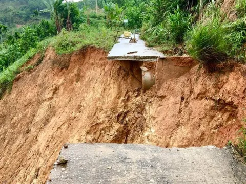 Quảng Ngãi: Sạt lở nghiêm trọng ở miền núi, cô lập hàng chục hộ dân