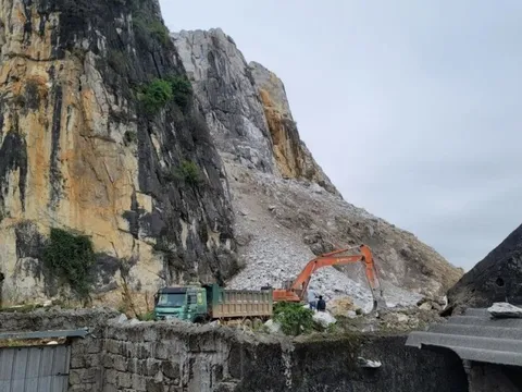 Mỏ đá nổ mìn gây nguy hiểm cho dân từng khai thác ngoài mốc giới