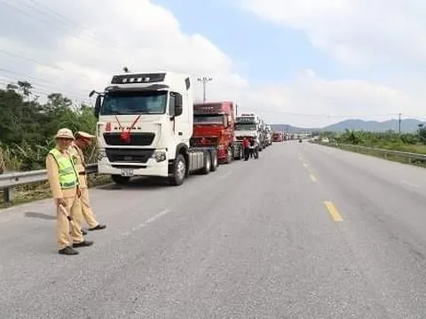 Hà Tĩnh: 50 xe đầu kéo diễu hành đám cưới