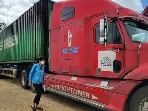 Đà Nẵng: Một cặp vợ chồng sống cả tháng trời trên container