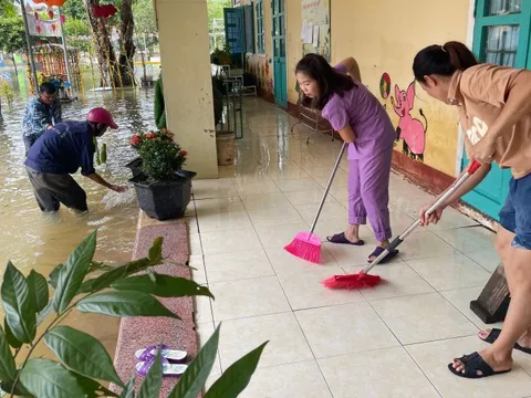 Quảng Trị: Giáo viên vùng rốn lũ khẩn trương dọn bùn đất sau mưa lũ