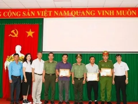 Khen thưởng 3 cá nhân dũng cảm bắt cướp ở Vĩnh Long