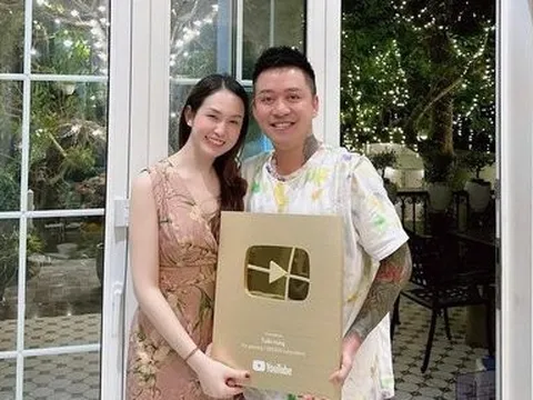 Ca sĩ Tuấn Hưng nhận nút vàng YouTube sau nhiều năm phấn đấu