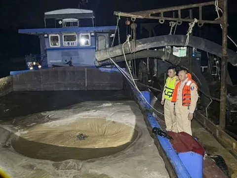 Bắt 2 tàu “cát tặc” trên sông Hồng