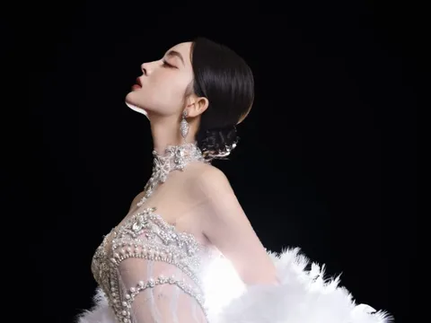 Mỹ nhân Cổ Lực Na Trát diện thiết kế đính đá và ngọc trai trị giá 15.000 đô của NTK người Việt