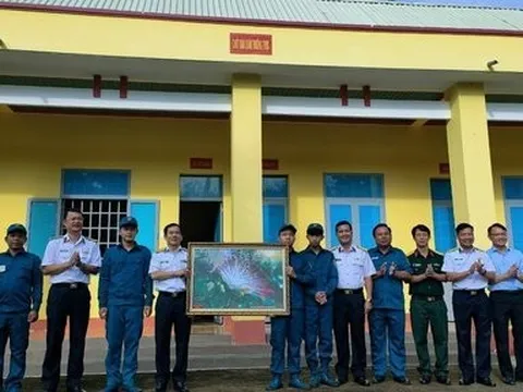 Bình Phước: Bộ Tư lệnh vùng 4 Hải quân thăm xã biên giới