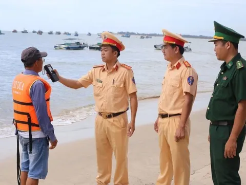 Bình Thuận kiểm tra hoạt động ca nô chở khách du lịch Hải đăng Kê Gà