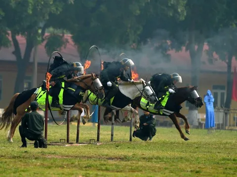 Chủ tịch nước và Tổng thống Mông Cổ xem Cảnh sát cơ động kỵ binh lao qua vòng lửa, phô diễn sức mạnh