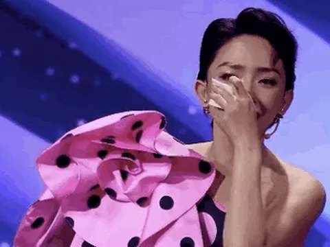 Tóc Tiên khóc nức nở ở Ca sĩ mặt nạ, tiết lộ về những bữa cơm mặn chan nước mắt