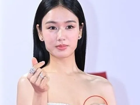 Nữ diễn viên lộ miếng dán ngực, hớ hênh trên thảm đỏ