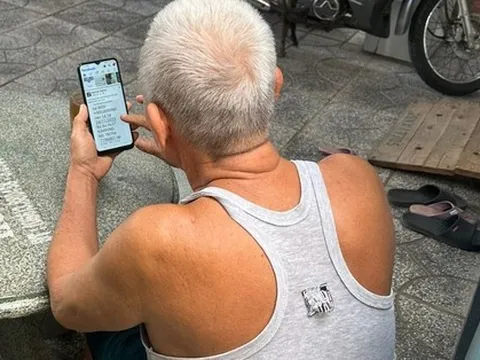 Khi người già chăm lên mạng