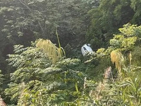 Sơn La: Ô tô mất lái lao xuống vực khiến 2 người bị thương nặng