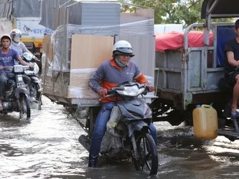 Người dân TP.HCM quay cuồng trên “phố sông” trong ngày triều cường