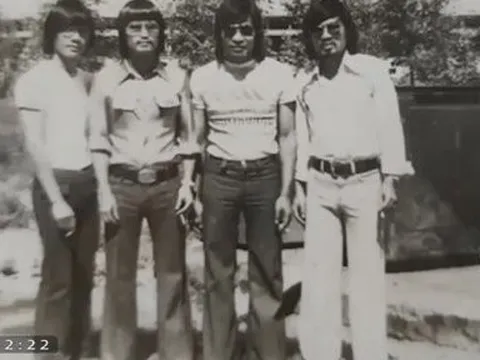 MC Lại Văn Sâm lộ ảnh thời trẻ: Tóc dài, mặc quần loe, dáng chuẩn ngôi sao ca nhạc