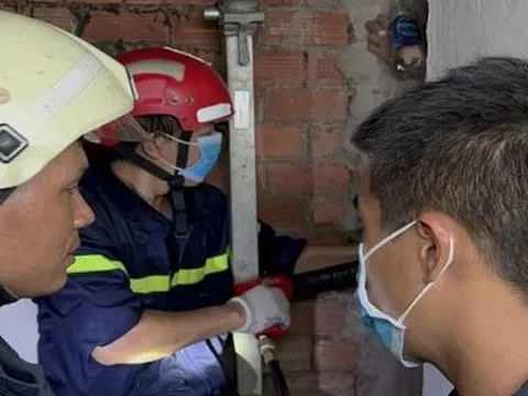 Giây phút chạy đua với thời gian để cứu thanh niên mắc kẹt giữa 2 bức tường