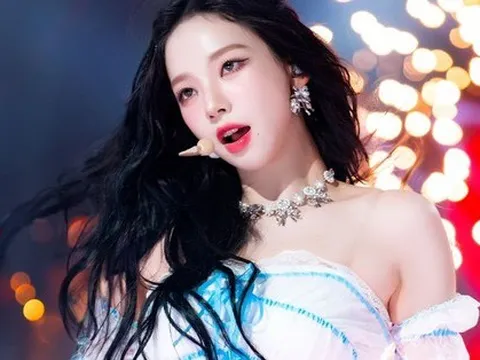 Nữ ca sĩ mặc váy ngắn đến khó tin