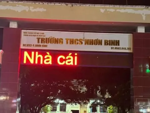 Công an điều tra việc dòng chữ lạ xuất hiện trên cổng một trường ở Bình Định