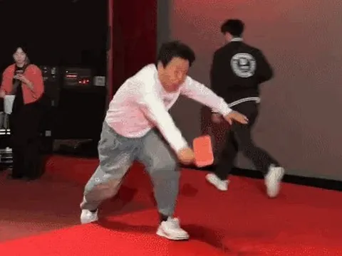 Sao nam ngã "vồ ếch" giữa rạp phim, tưởng xấu hổ ai ngờ nói 1 câu khiến ai nấy thán phục