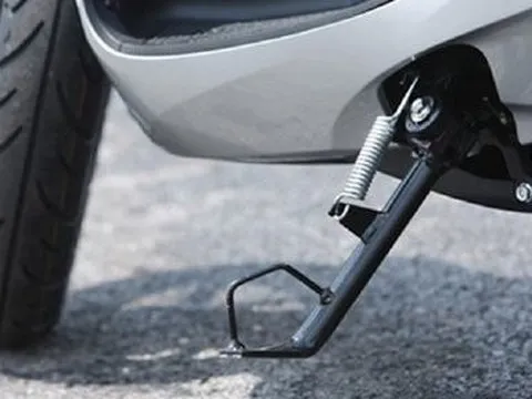 Trường hợp không gạt chân chống xe máy sẽ bị xử phạt