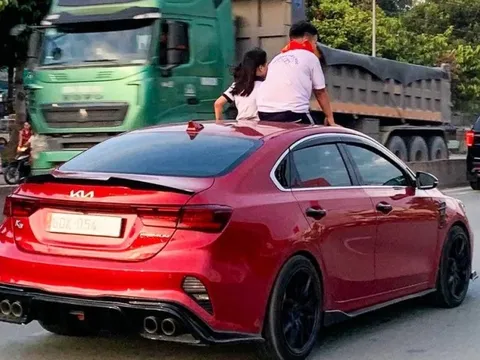 Đồng Nai: Một tài xế bị phạt hành chính vì để trẻ em ngồi trên nóc xe