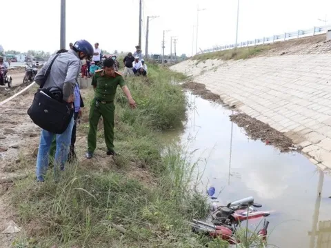Phát hiện nam thanh niên tử vong dưới vũng nước gần cầu Mỹ Thuận 2