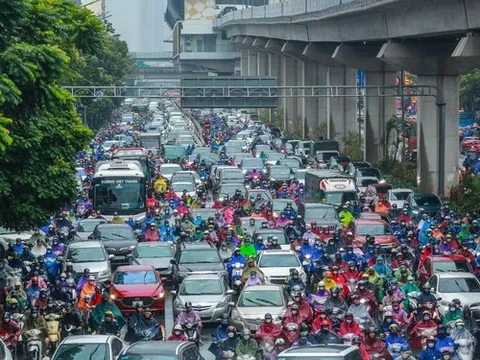 Hà Nội: Người dân vật lộn với tắc đường trong mưa lạnh
