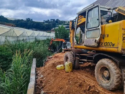 Lâm Đồng: Cưỡng chế, phá dỡ kè taluy không phép lấn suối Cam Ly