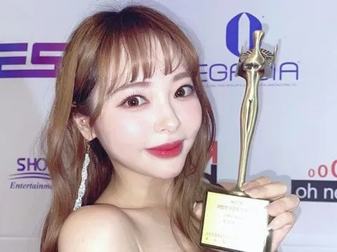 Khán giả phẫn nộ vì nữ diễn viên phim 18+ được vinh danh