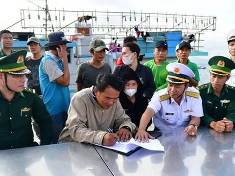 Vùng 4 Hải quân bàn giao tàu cá Bình Định và 14 ngư dân