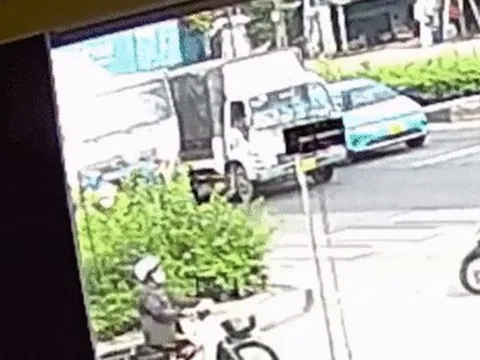 Xe bồn đâm trúng loạt xe máy đang dừng chờ đèn đỏ ở Bình Dương