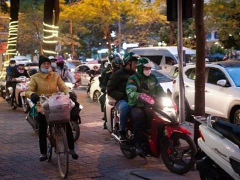 Giờ cao điểm, đi xe máy lên vỉa hè có bị phạt?