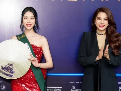 Trưởng BTC Miss Earth 2023 Trương Ngọc Ánh trao sash cho thí sinh
